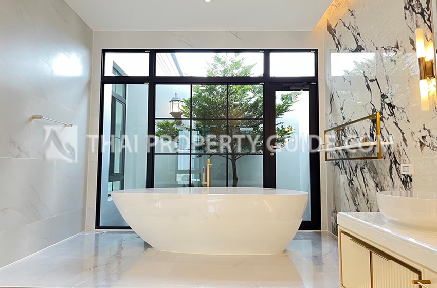 House with Shared Pool in Krung Thep Kritha 