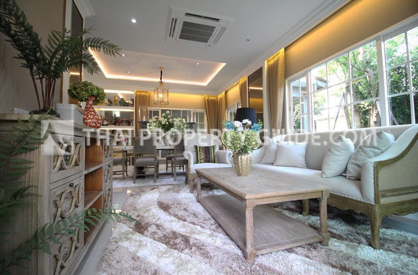 House with Shared Pool in Lat Phrao 