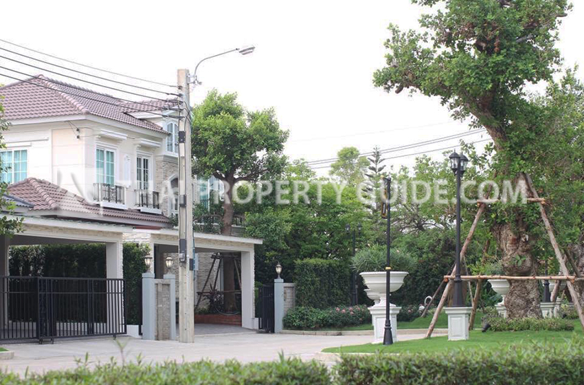 House with Shared Pool in Lat Phrao 