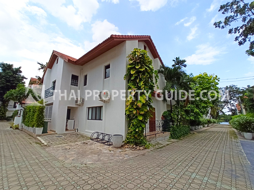 House with Shared Pool for rent in Nichada Thani