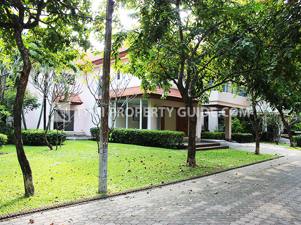 House with Shared Pool for rent in Nichada Thani
