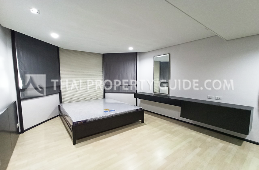 House with Shared Pool in New Petchburi 