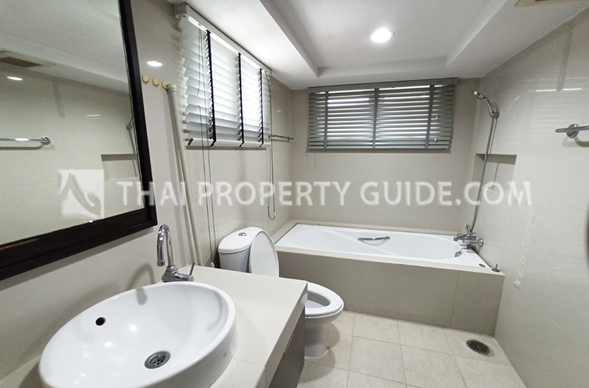 House with Shared Pool in New Petchburi 