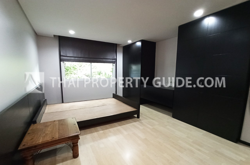 House with Shared Pool in New Petchburi 