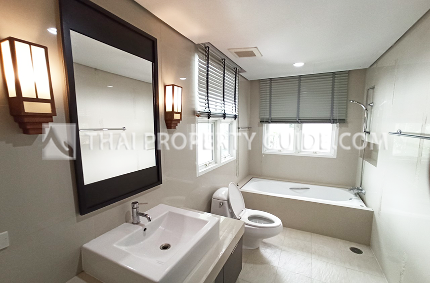 House with Shared Pool in New Petchburi 