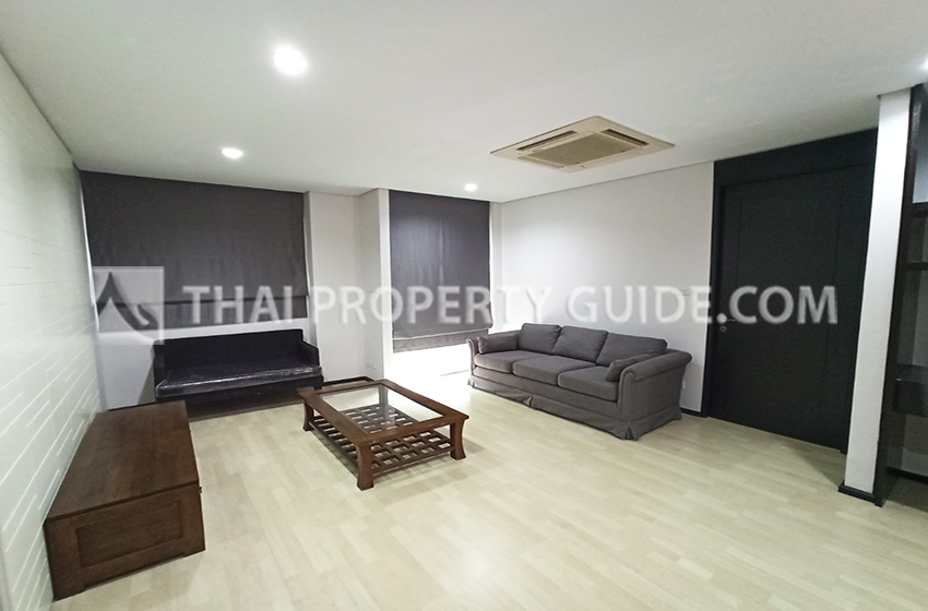 House with Shared Pool in New Petchburi 