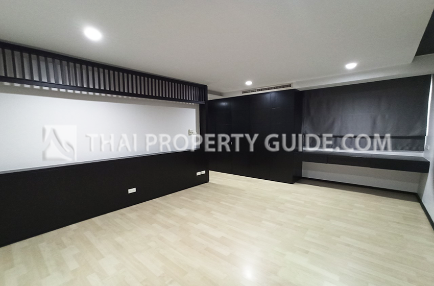 House with Shared Pool in New Petchburi 