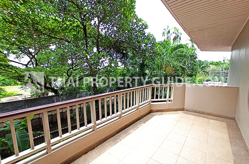 House with Shared Pool in New Petchburi 
