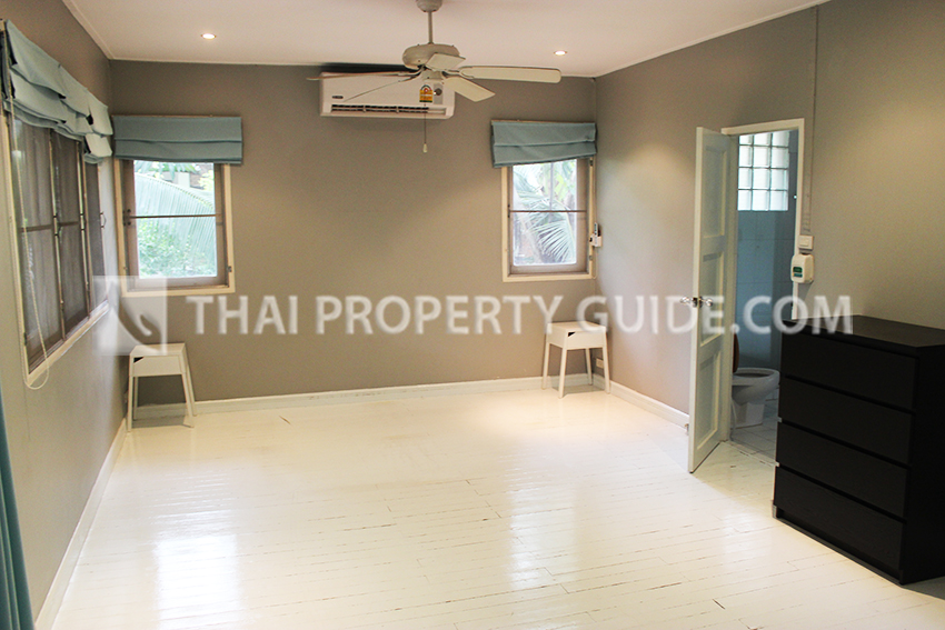 House with Shared Pool in New Petchburi 