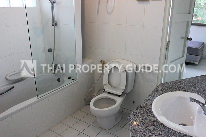 House with Shared Pool in New Petchburi 