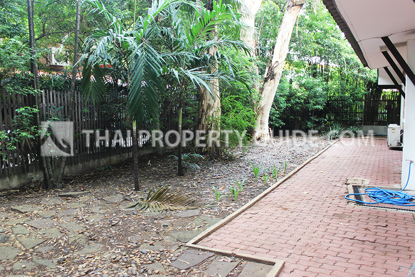 House with Shared Pool in New Petchburi 