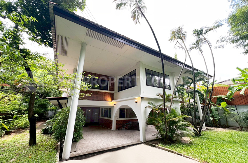 House with Shared Pool in New Petchburi