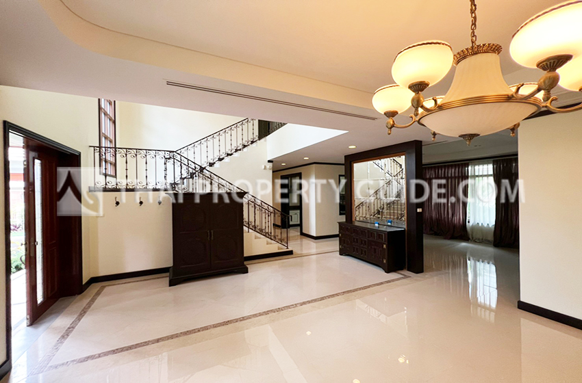 House with Shared Pool in Pattanakarn 