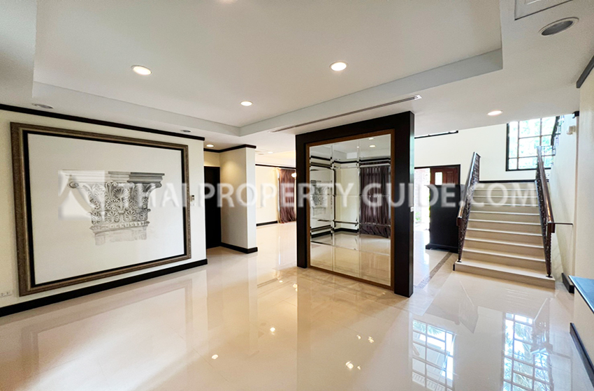 House with Shared Pool in Pattanakarn 