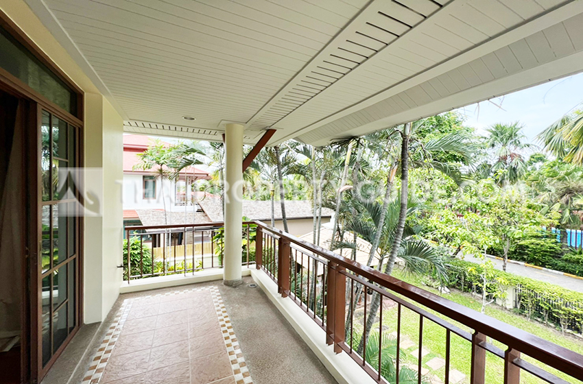 House with Shared Pool in Pattanakarn 