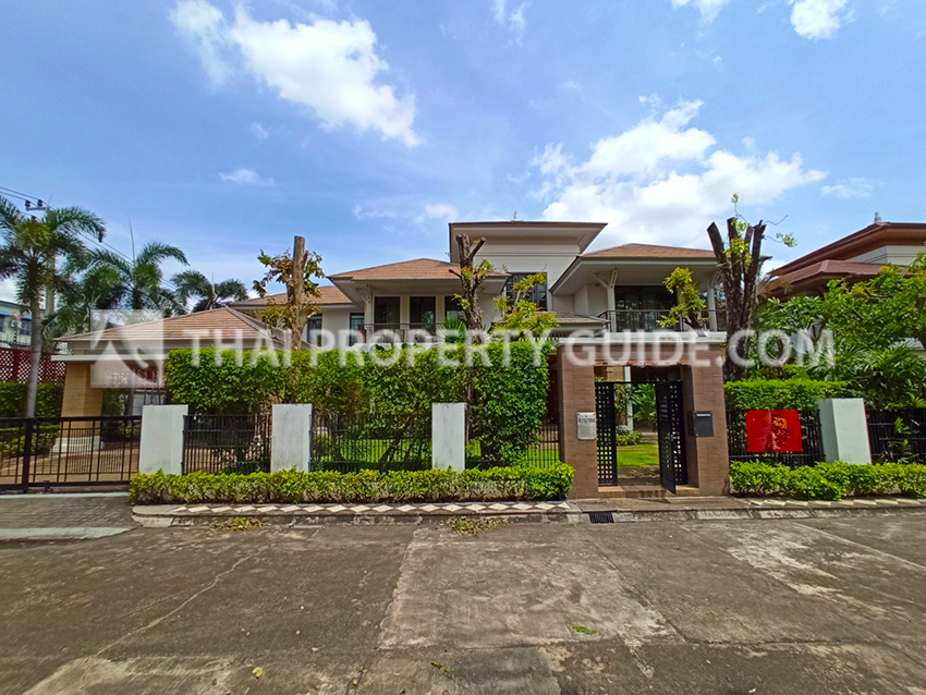 House with Shared Pool in Pattanakarn 
