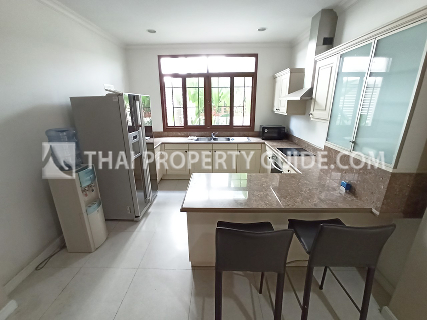 House with Shared Pool in Pattanakarn 