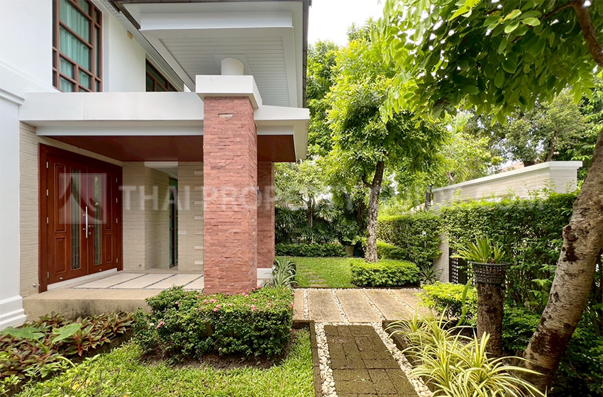 House with Shared Pool in Pattanakarn 