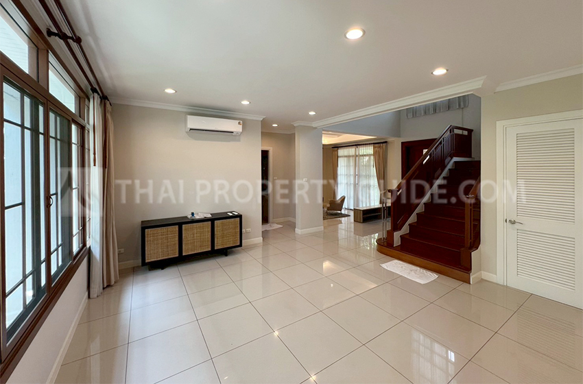 House with Shared Pool in Pattanakarn 