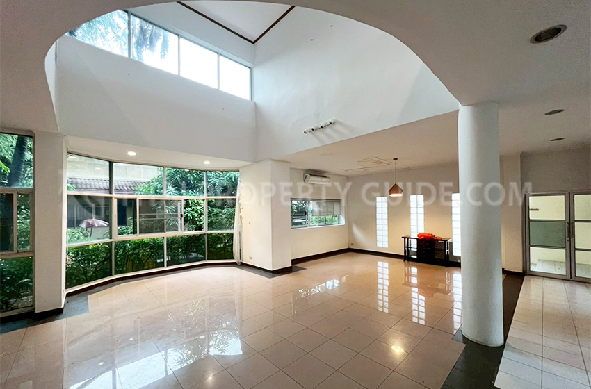 House with Shared Pool in Pattanakarn : Panya Village On-Nut 