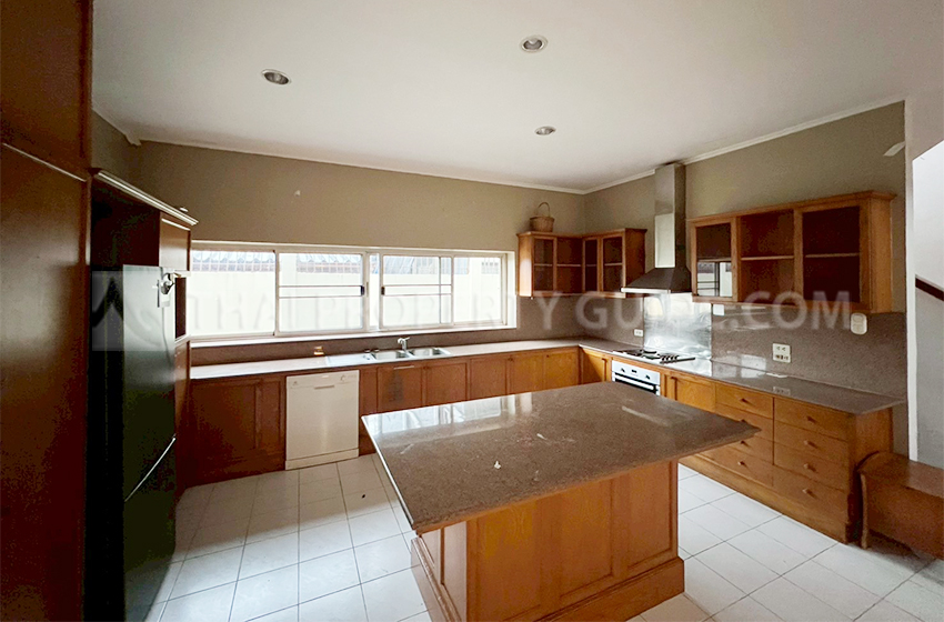 House with Shared Pool in Pattanakarn : Panya Village On-Nut 