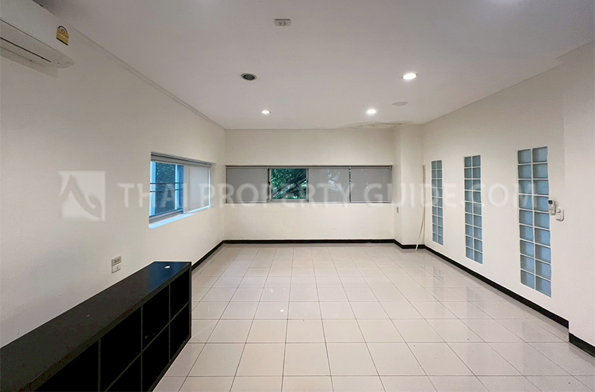 House with Shared Pool in Pattanakarn : Panya Village On-Nut 