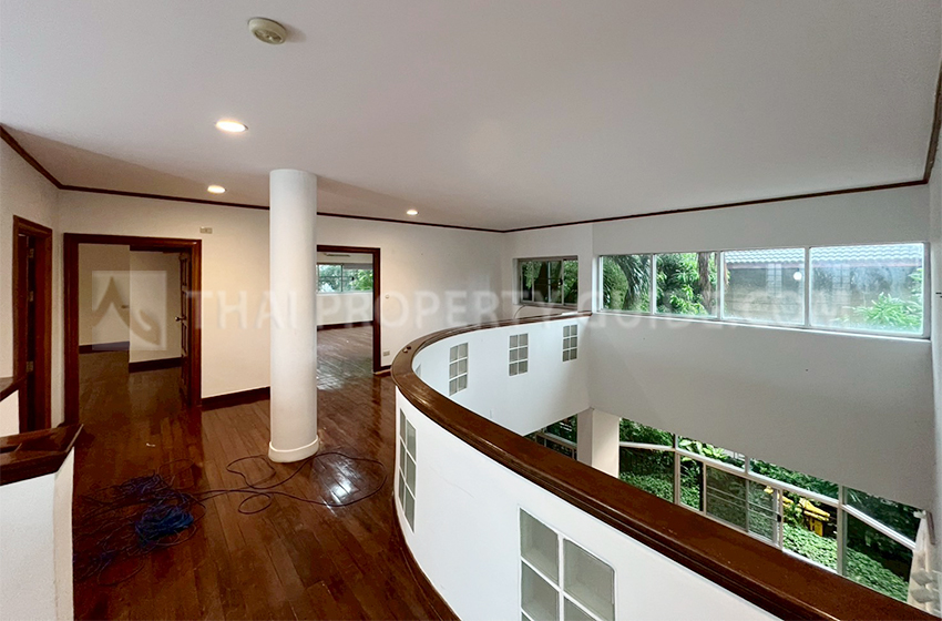 House with Shared Pool in Pattanakarn : Panya Village On-Nut 