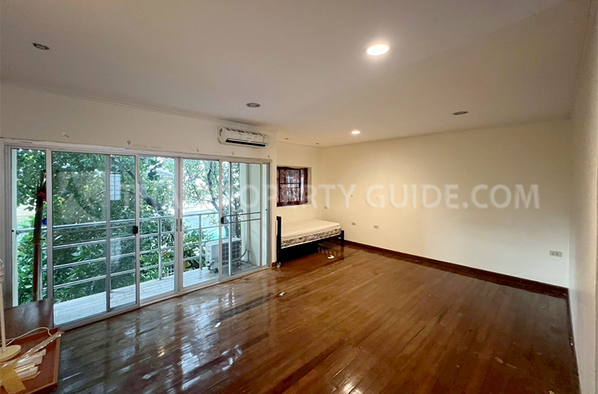 House with Shared Pool in Pattanakarn : Panya Village On-Nut 