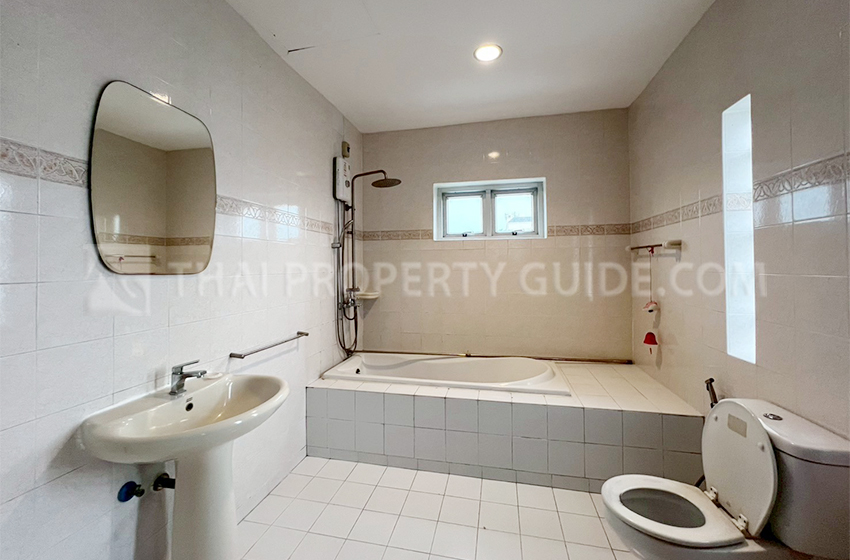 House with Shared Pool in Pattanakarn : Panya Village On-Nut 