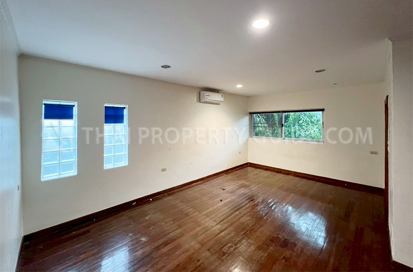 House with Shared Pool in Pattanakarn : Panya Village On-Nut 