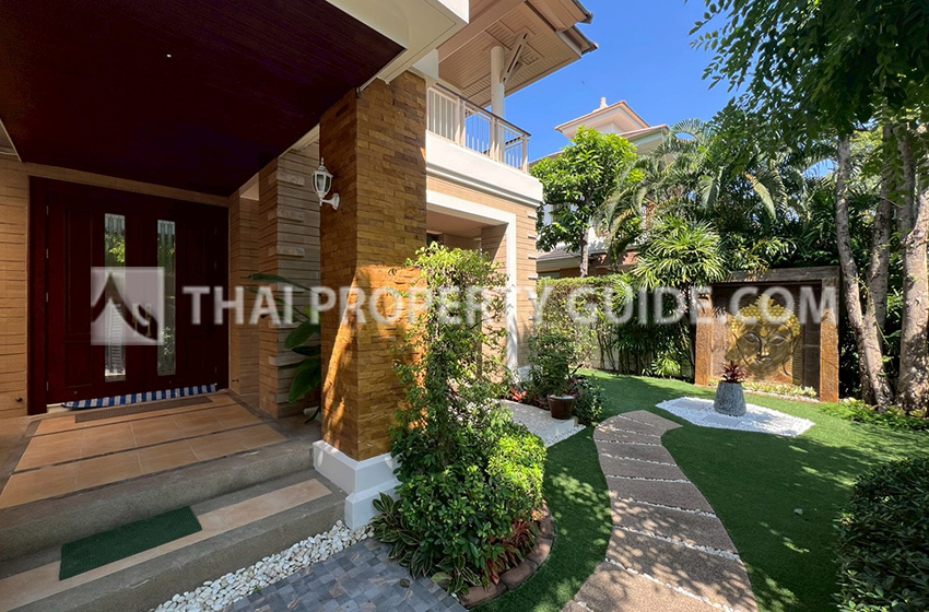 House with Shared Pool in Pattanakarn 