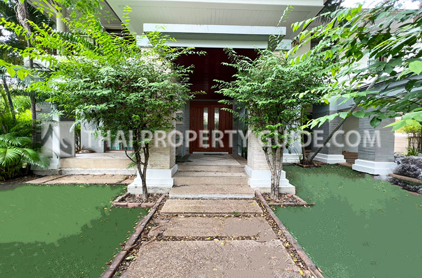House with Shared Pool in Pattanakarn 