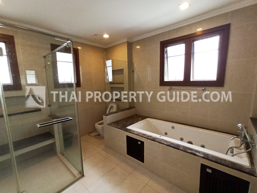 House with Shared Pool in Pattanakarn 