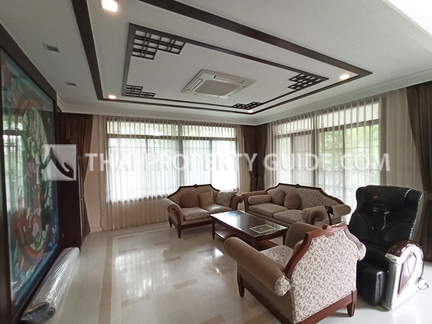 House with Shared Pool in Pattanakarn 