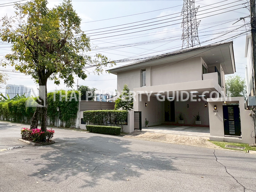 House with Shared Pool in Pattanakarn 