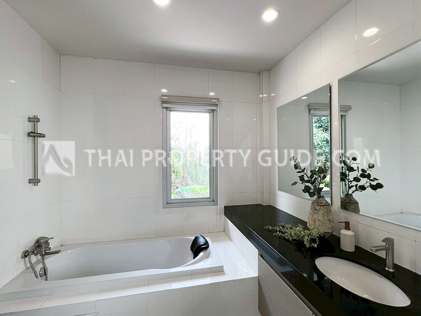 House with Shared Pool in Pattanakarn 