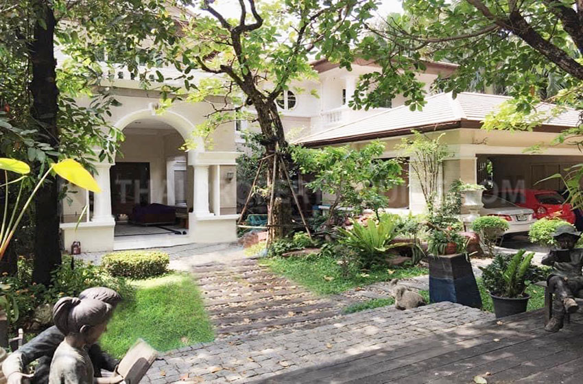 House with Shared Pool in Rama 9 