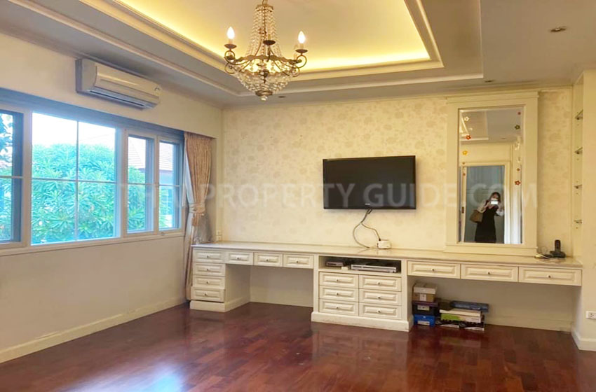 House with Shared Pool in Rama 9 