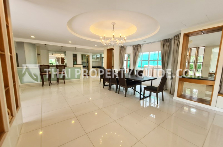 House with Shared Pool in Srinakarin 