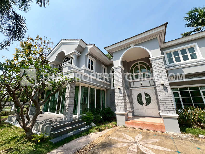 House with Shared Pool in Srinakarin 