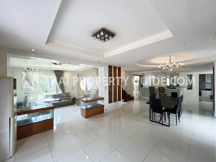 House with Shared Pool in Srinakarin 