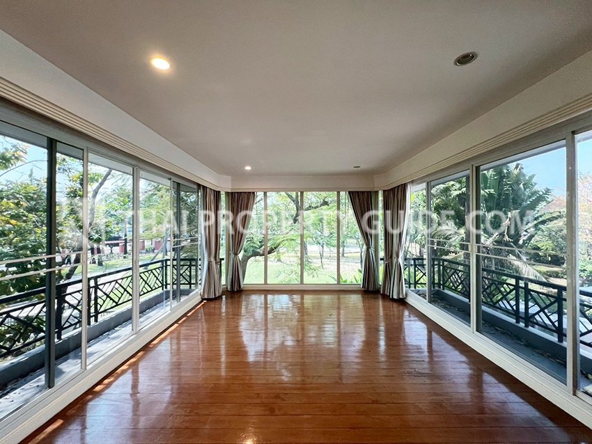 House with Shared Pool in Srinakarin 