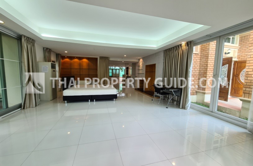 House with Shared Pool in Srinakarin 