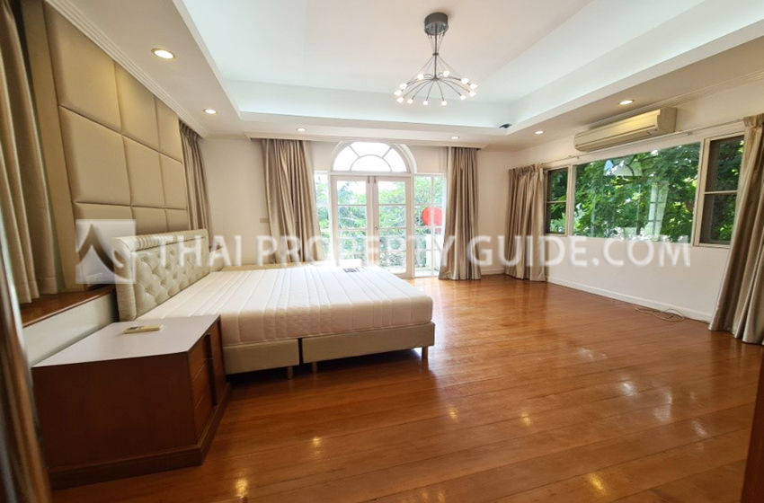 House with Shared Pool in Srinakarin 