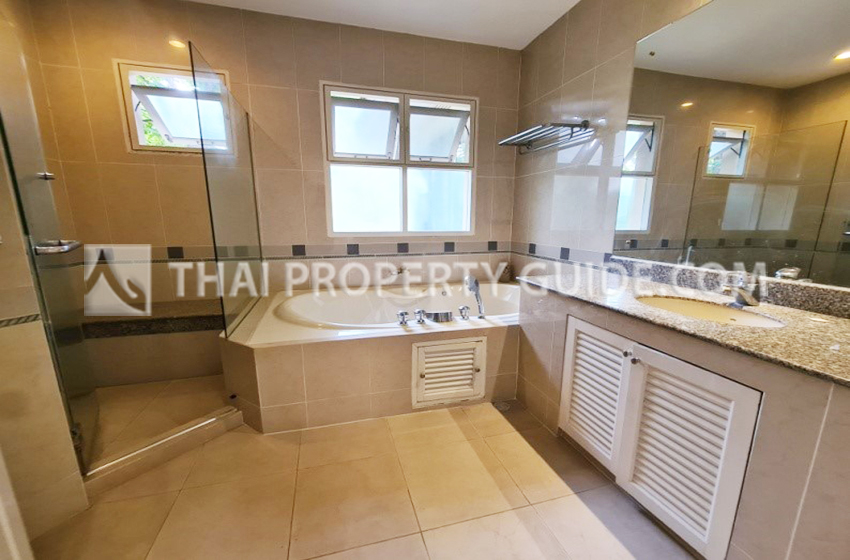 House with Shared Pool in Srinakarin 