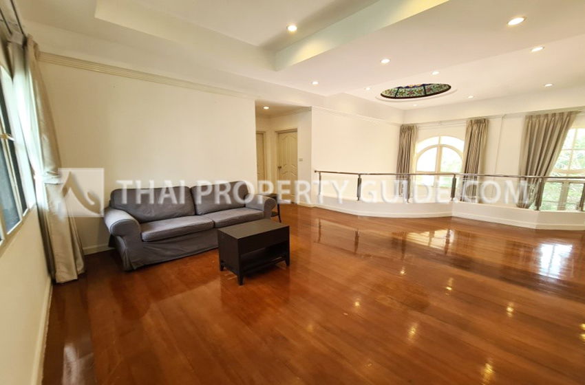 House with Shared Pool in Srinakarin 