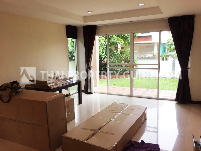 House with Shared Pool in Srinakarin 