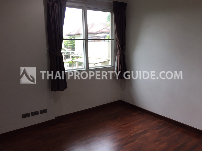 House with Shared Pool in Srinakarin 