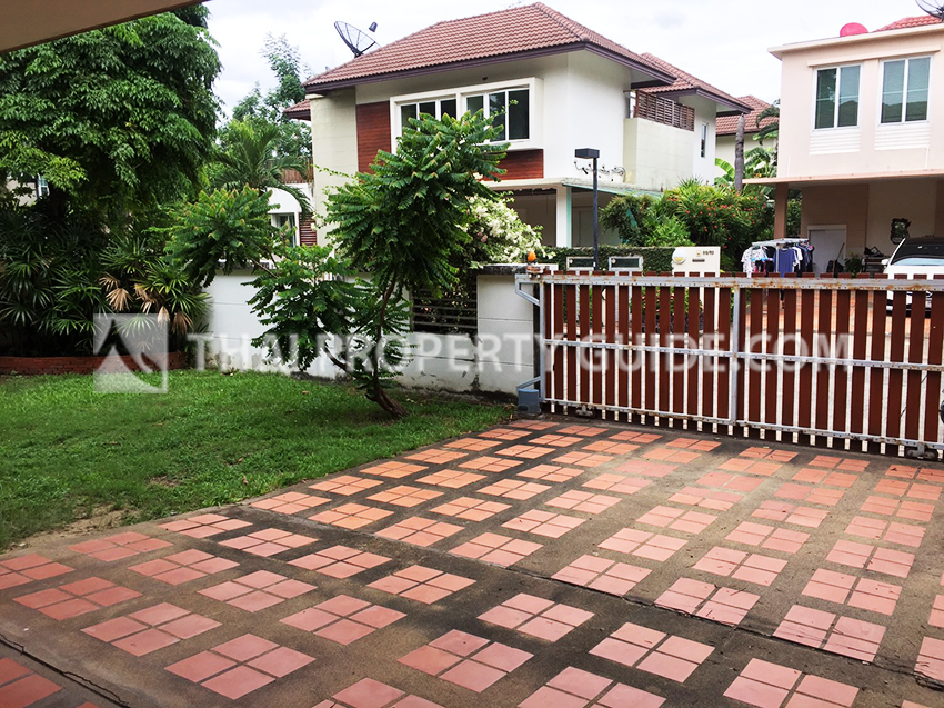 House with Shared Pool in Srinakarin 