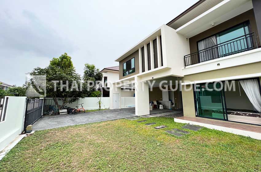 House with Shared Pool in Srinakarin 